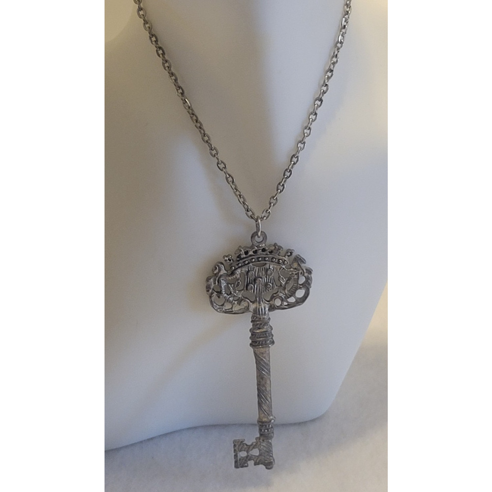 Key‎ Pendant Necklace Silver Tone Filigree Minimalist Fashion Jewelry